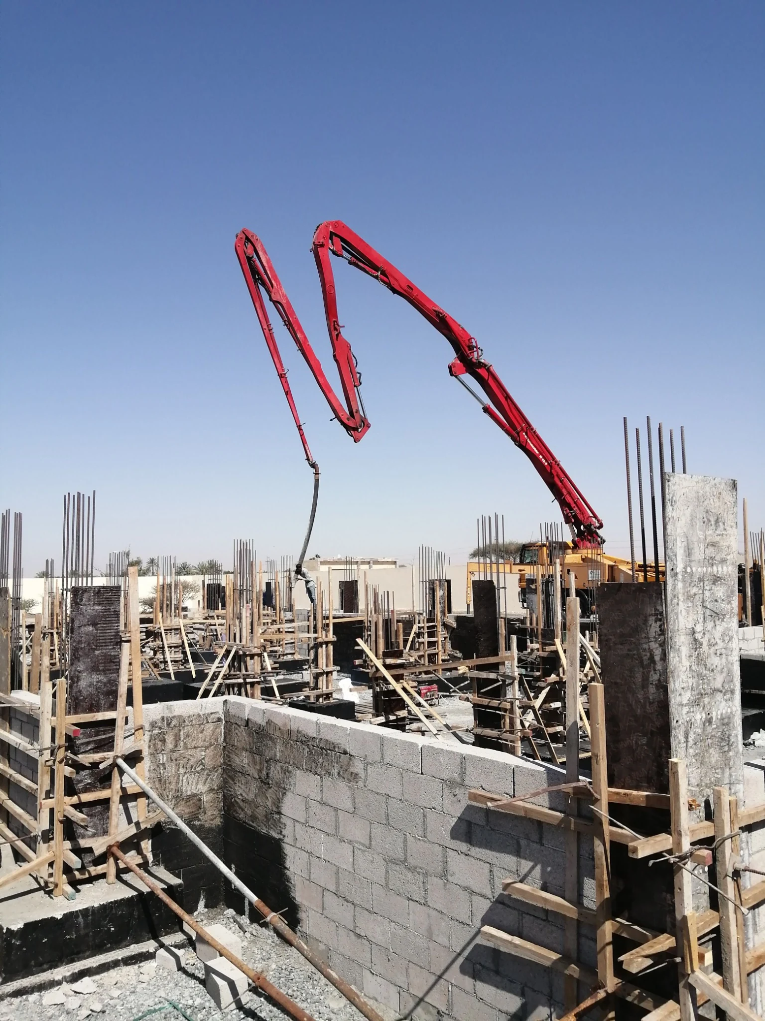Bomba lança em estrutura de concreto